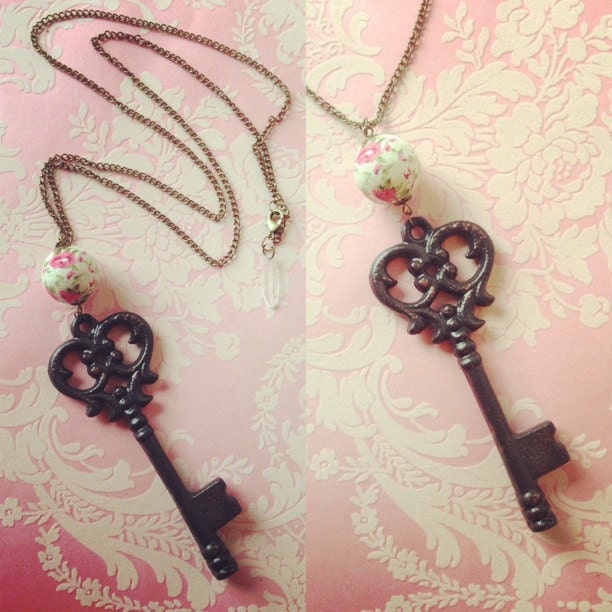 Large Shabby Chic Antique Style Floral Skeleton Key Necklace