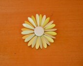 70s YELLOW DAISY Flower Brooch....retro accessories. mod. sunshine. fancy. glam. dress up. 60s 70s. classic. costume jewelry. enamel