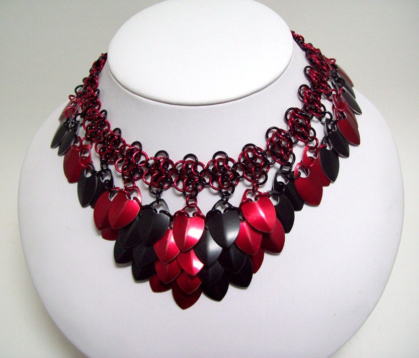 chainmaille necklace, choker, bellydance, tribal, gypsy, larp, lolita, vampire, sexy, black and red.