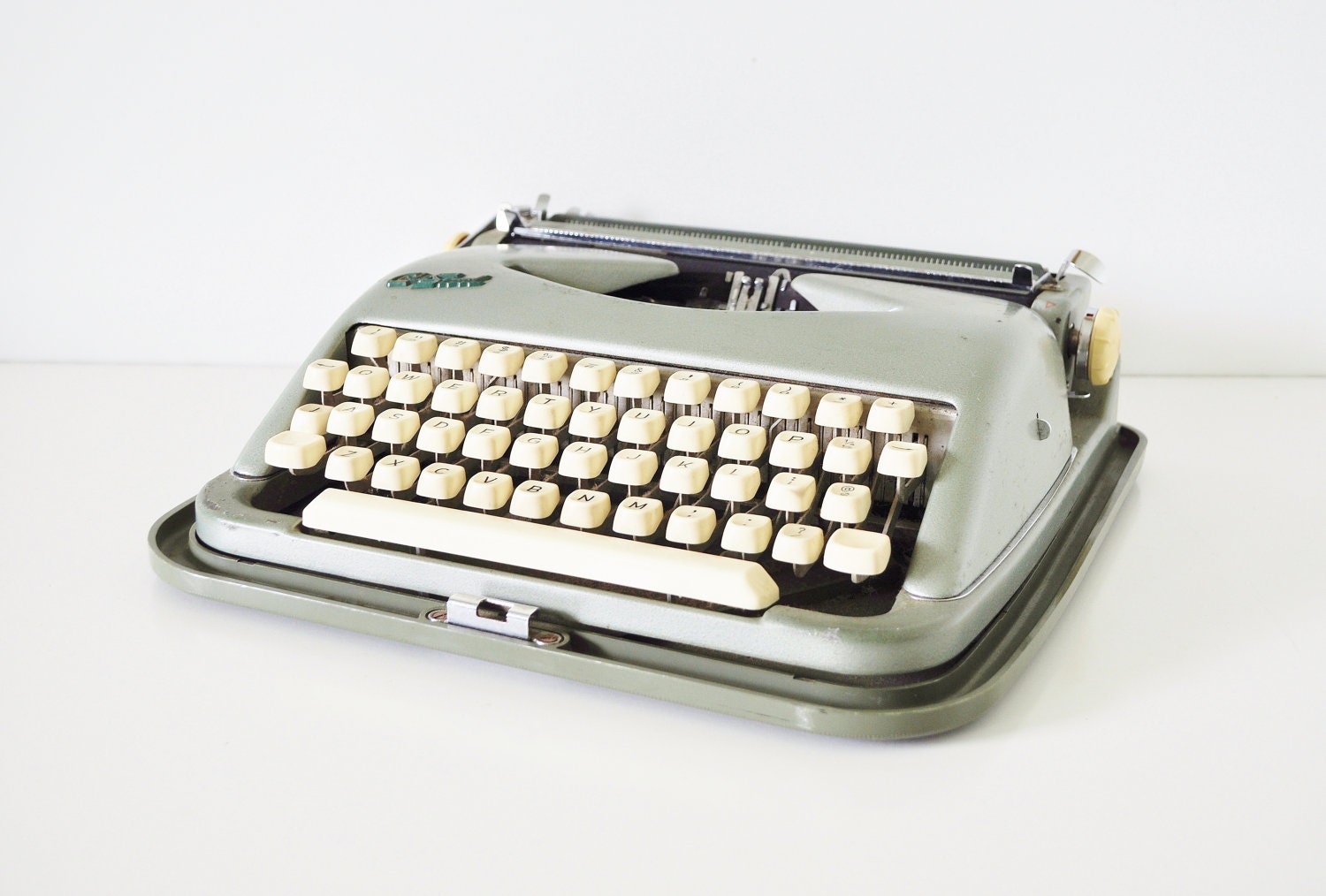 Vintage Typewriter - Green Cole Steel Portable Typewriter - thewhitepepper