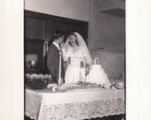 Very Nice Vintage Photo of  bride groom wedding cake