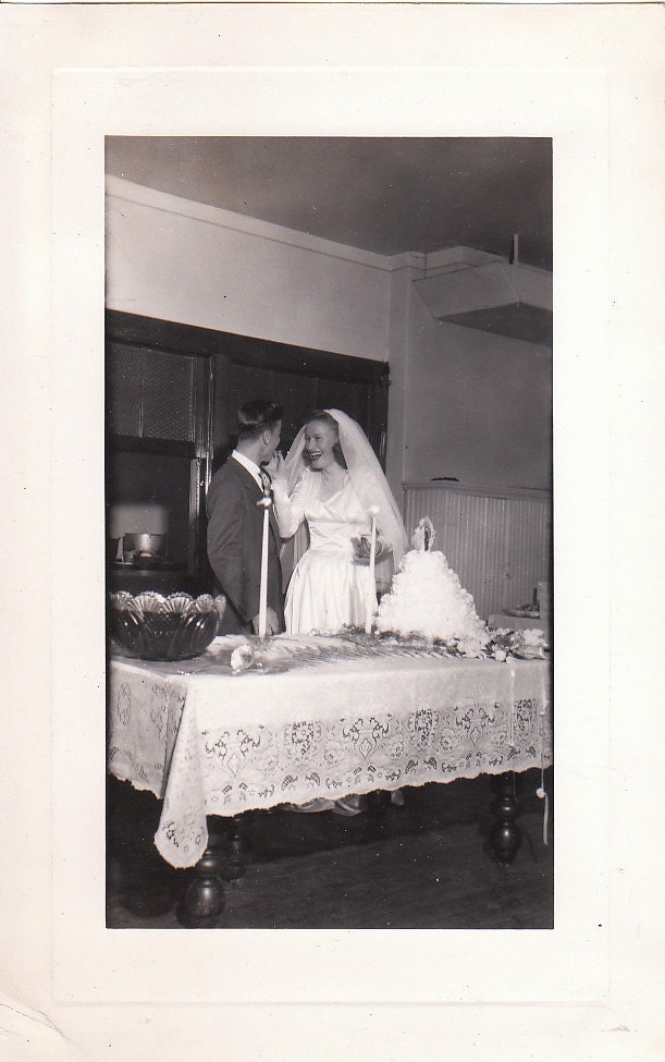 Very Nice Vintage Photo of  bride groom wedding cake