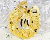 Vintage Christmas Brooch / Pin, Holly Leaf Berry Wreath, Gold Tone, 1950s 1960s Mad Men, Holiday Jewelry