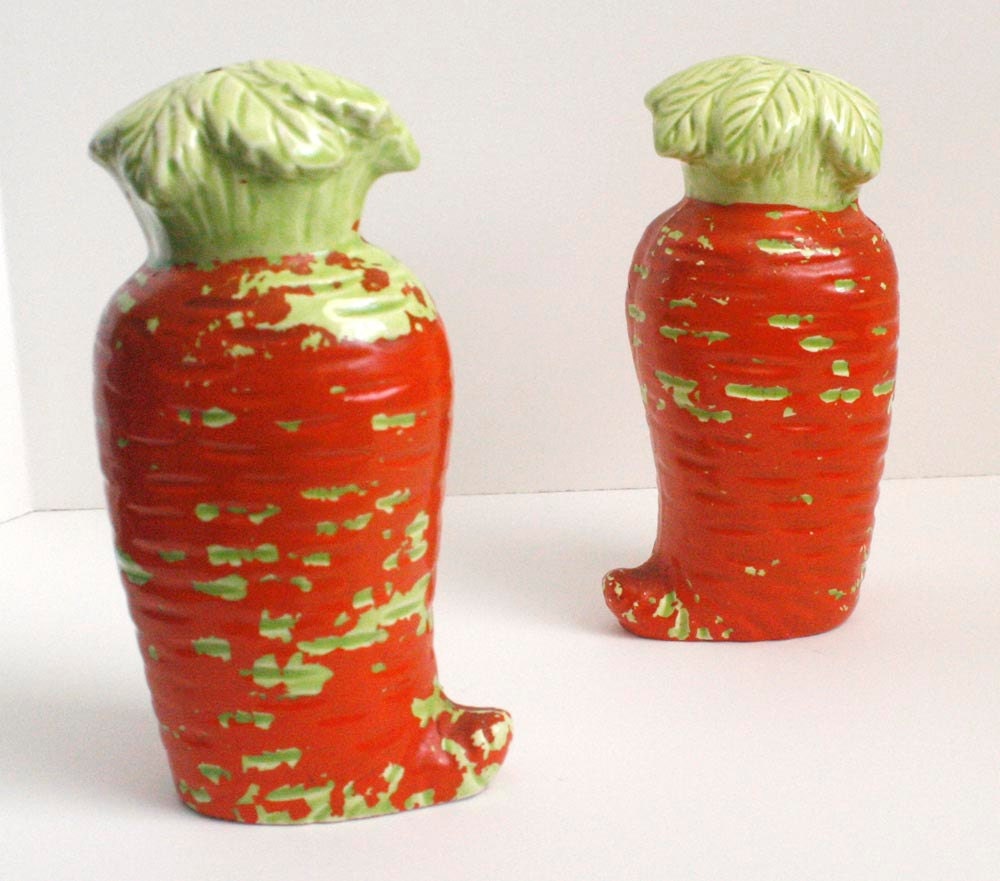 Kitschy cute carrot salt and pepper shakers