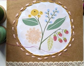 Embroidered notebook with colorful threads, floral design, cardboard cover and beautiful lace. - LaCasuni Embroidered notebook with colorful threads, floral design, cardboard cover and beautiful lace. - LaCasuni
