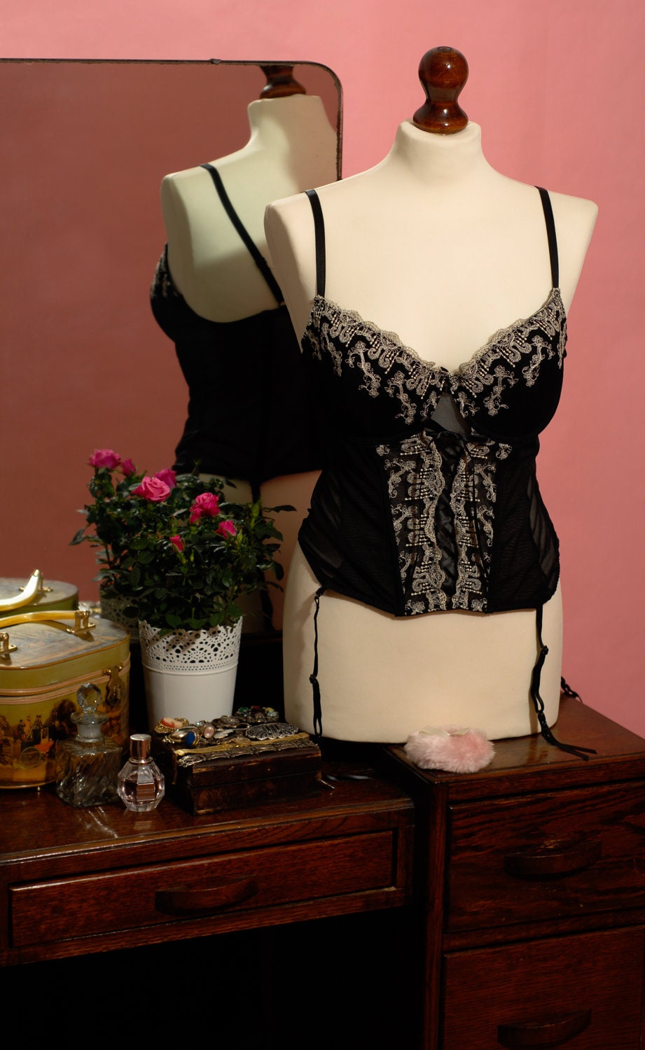 Black & White Embroidered Laced Suspender Corset, Basque - U.K Size 40C/D - Dead Stock
