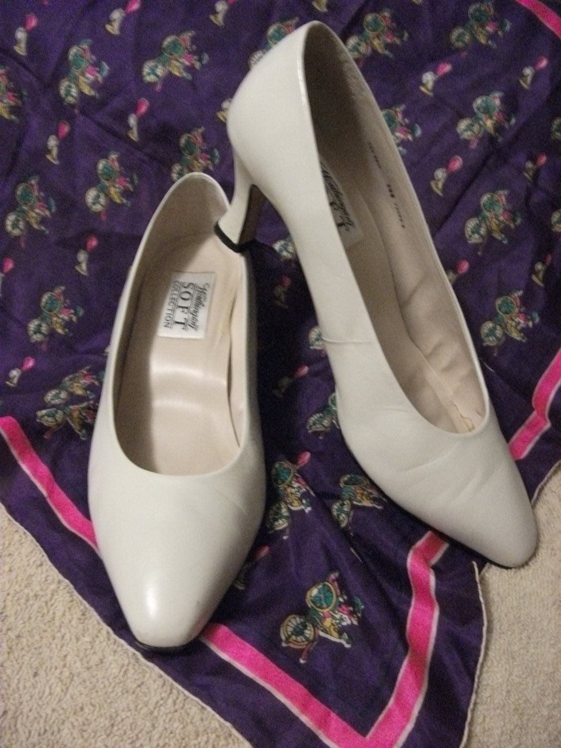 Vintage Ladies Leather Pumps with 2 1/2" Kitten Heel by Worthington Size 9 1/2 Wide Only 12 USD