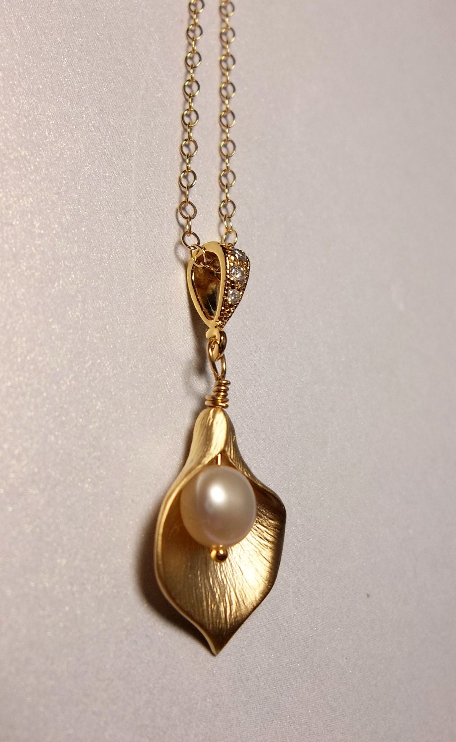Bridal jewelry - Gold Calla Lily Necklace - Gold filled neckchain - Freshwater Pearl - Classic Beauty -
