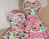 Mother and Daughter Matching Retro Apron Set in Cute Cupcake Print, Featuring Lace Trimmed Heart Shaped Bib