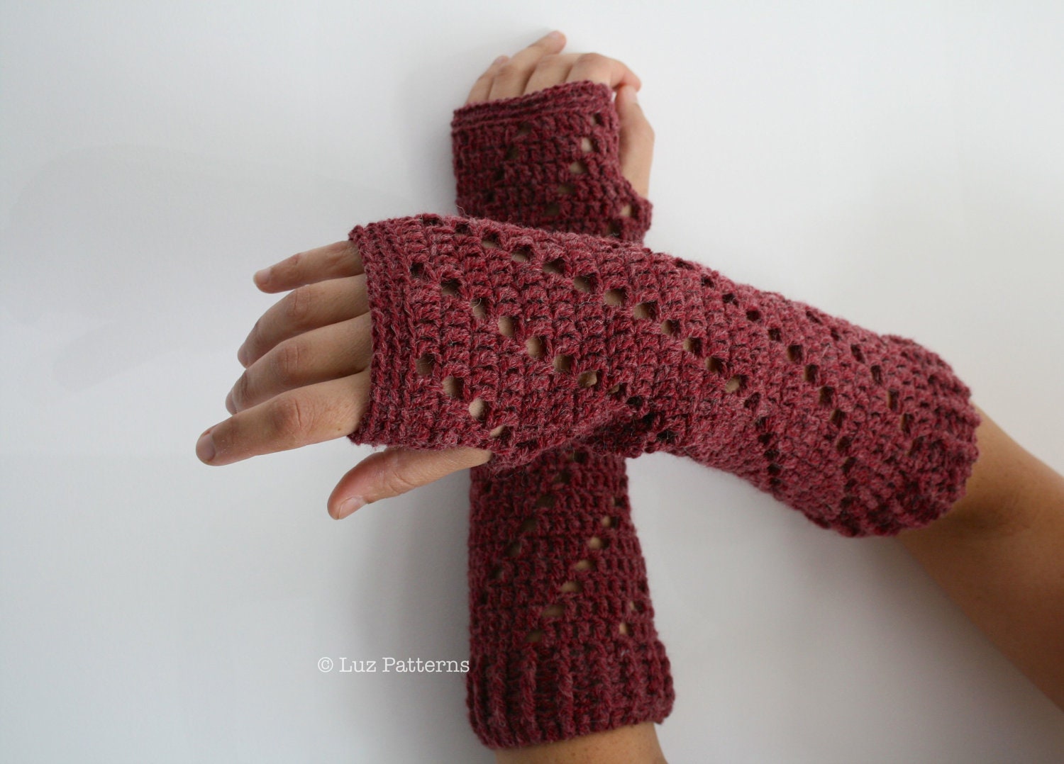 Crochet patterns, girl and women arm warmer pattern, wrist warmer crochet pattern, INSTANT DOWNLOAD fingerless glove pattern (113)