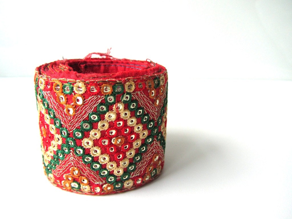 Christmas trim embroidered red green gold diamond shape sequence ribbon nr. 25