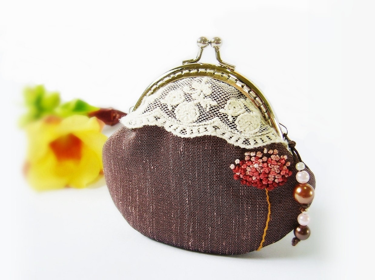 Metal frame purse / coin purse/ embroidery coin purse / flower embroidered /8.5 cm frame purse/ metal frame