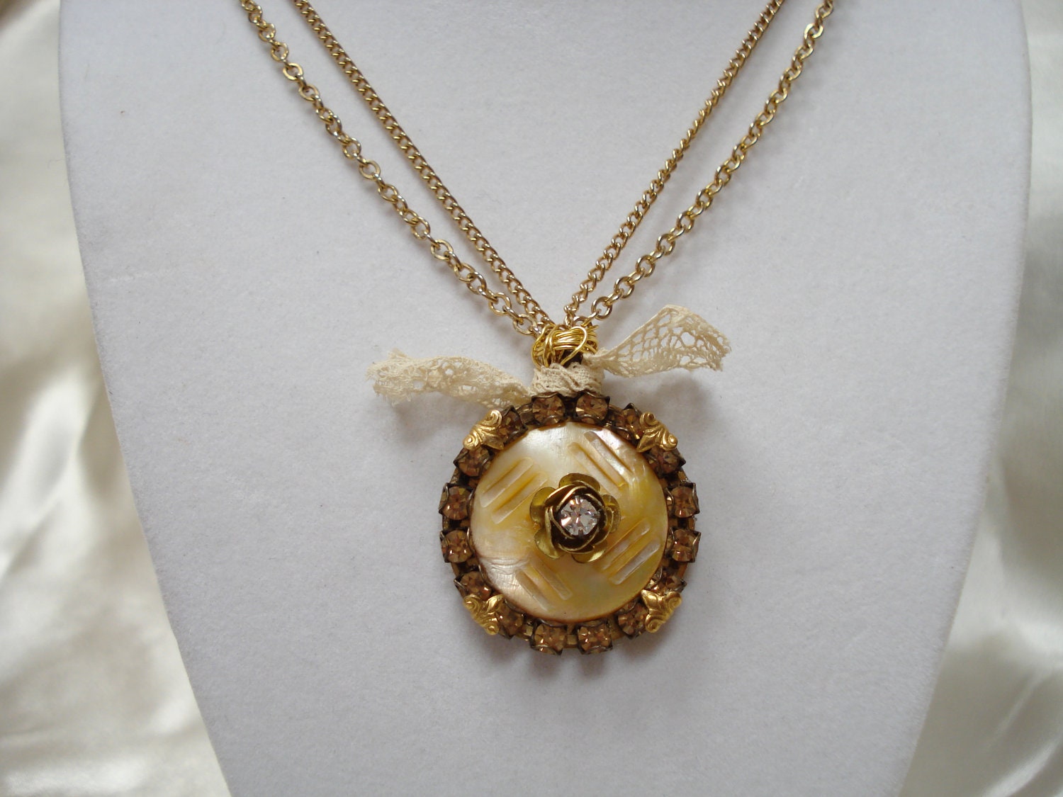Vintage Button Pendant Necklace with Mother of Pearl