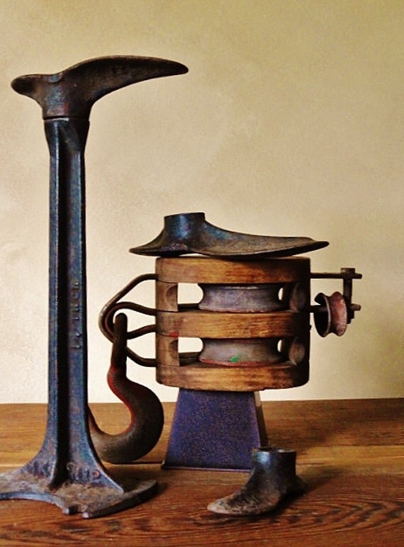 Vintage Iron Cobbler Shoe Forms and Stand, 4 Piece Set
