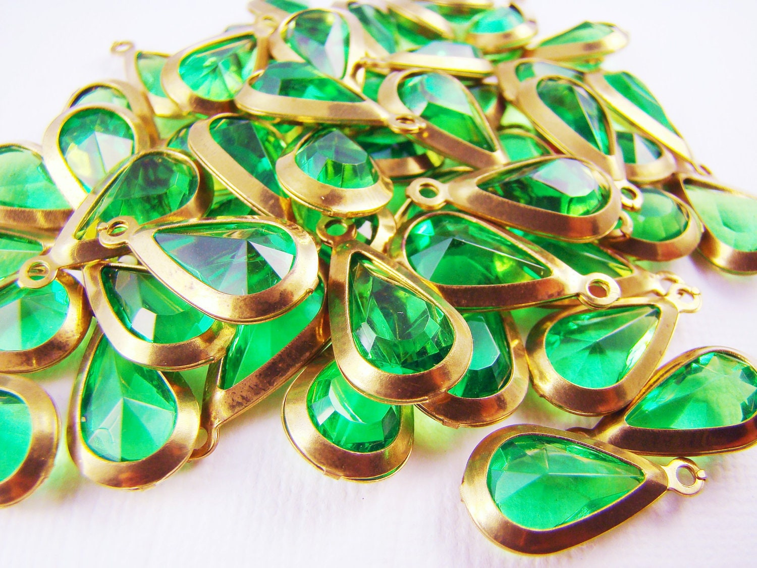 Vintage Emerald Green Lucite Stone Teardrop Jewel Channel Set 1 Ring Drop (6)