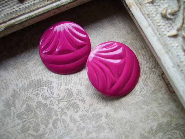 80's Fusia Pink Round embossed round earrings, metal, circle, button style, magenta pink