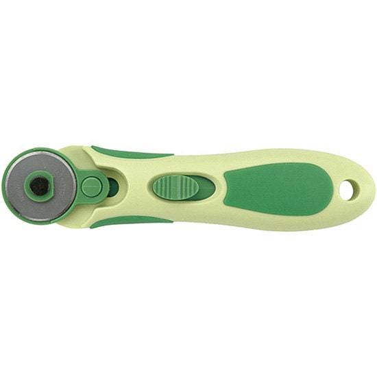 Skip Stitch Blade for Fleece with Clover 45 mm Rotary Cutter Set