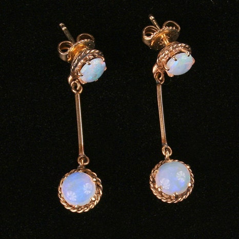Beautiful 14K gold Opal dangle earrings