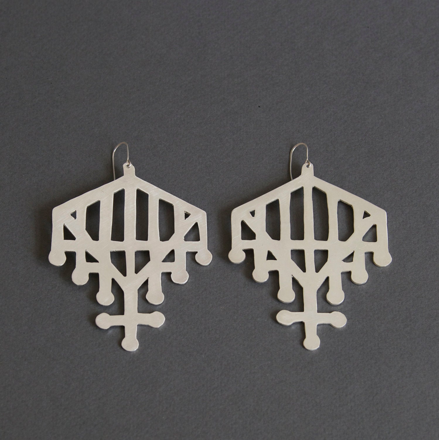 Cutout Gate Earring (Silver)