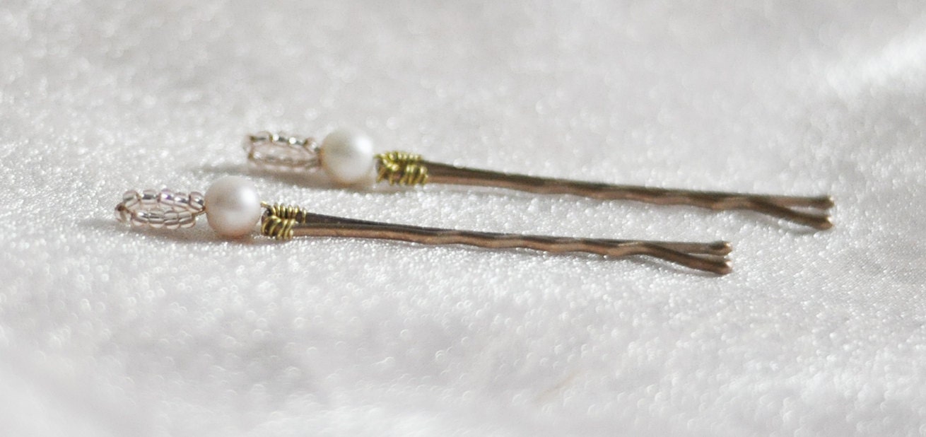 Ivory Pearl Loop Bobby Pin