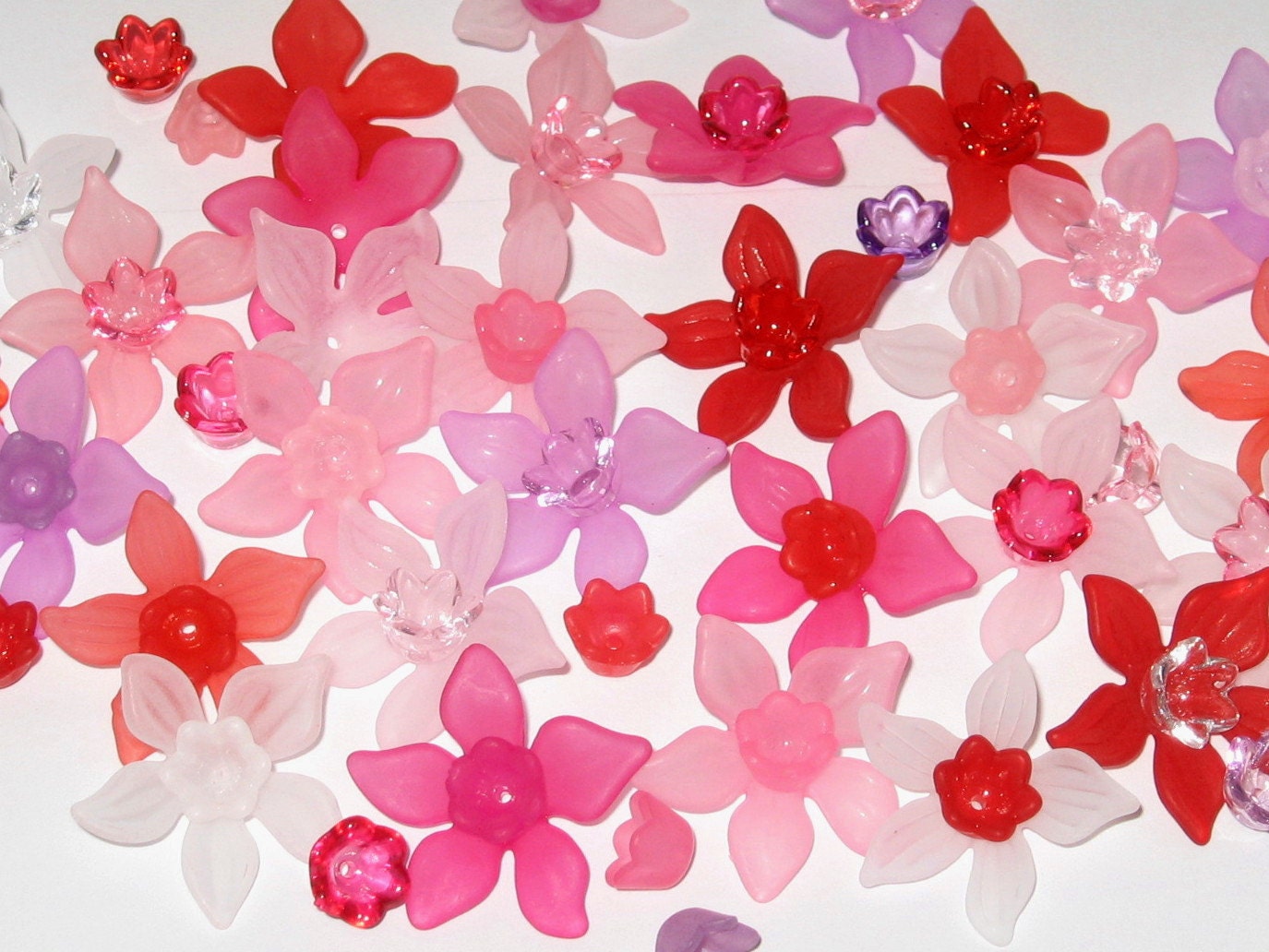 20 Acrylic Daffodil Flower Beads - Sweetheart Frost - 27mm