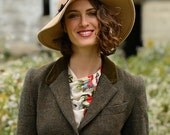 wide brim hat