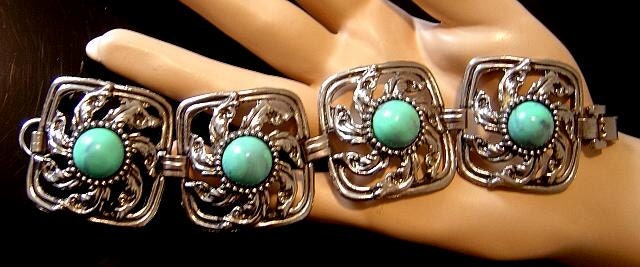 Lovely Vintage faux Turquoise and Silver tone Bracelet