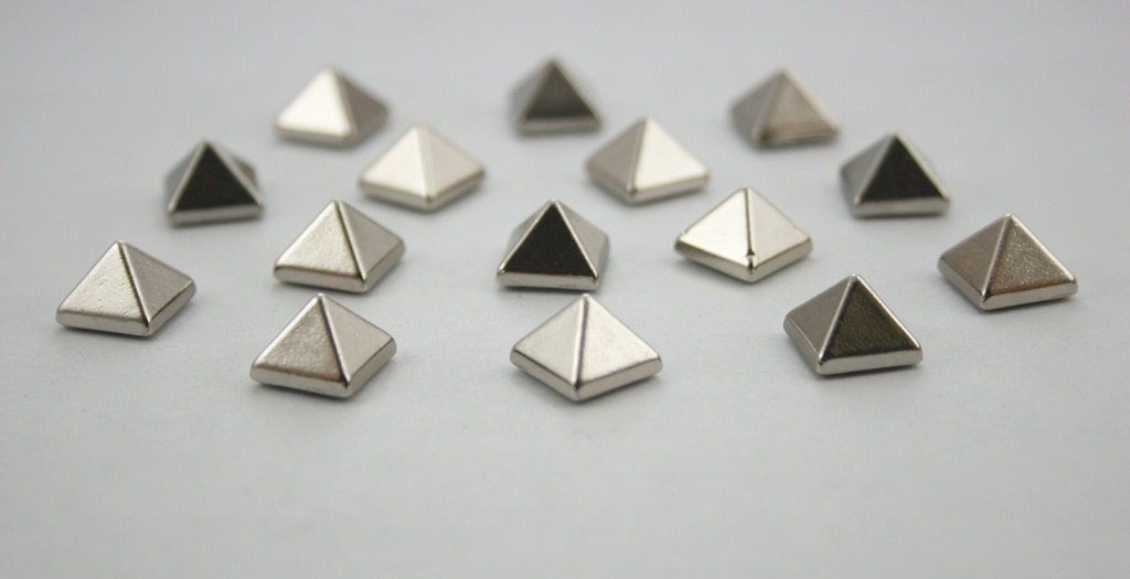 15 pcs.Zinc Silver Pyramid Rivets Studs Decorations DIY Findings 10 mm. CHRPN10