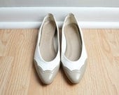 Shoes Ballet Flats Spectator Deadstock Leather Taupe and White Skimmer 80s Vintage Size 9 Euro 40 - thriftage