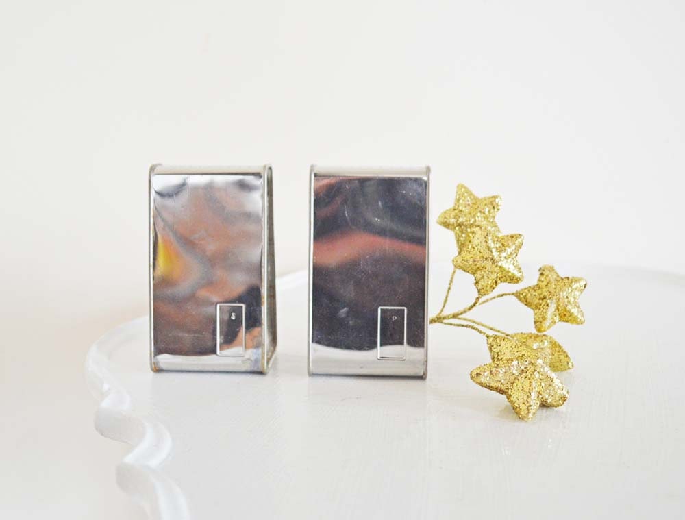 Vintage Salt Pepper Shaker Pair Mid Century Silver Chrome Metal Clean Lines Simple Classic Vintage Retro Kitchen Masculine Decor