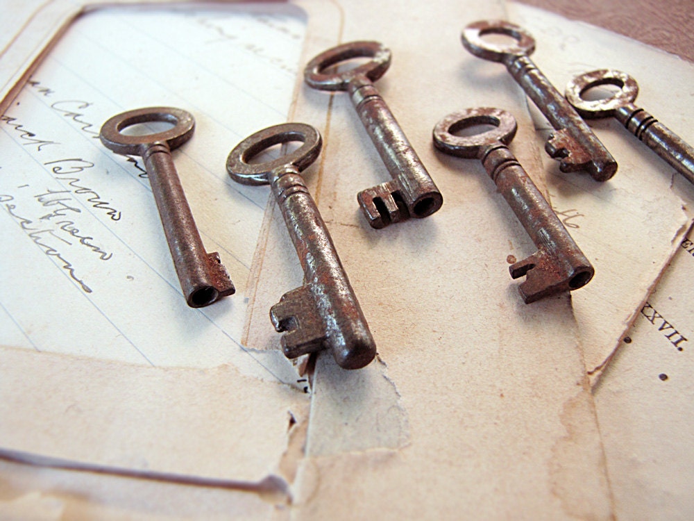 antique skeleton key - slightly rusted - nice and solid - use in jewelry or mixed media - set C