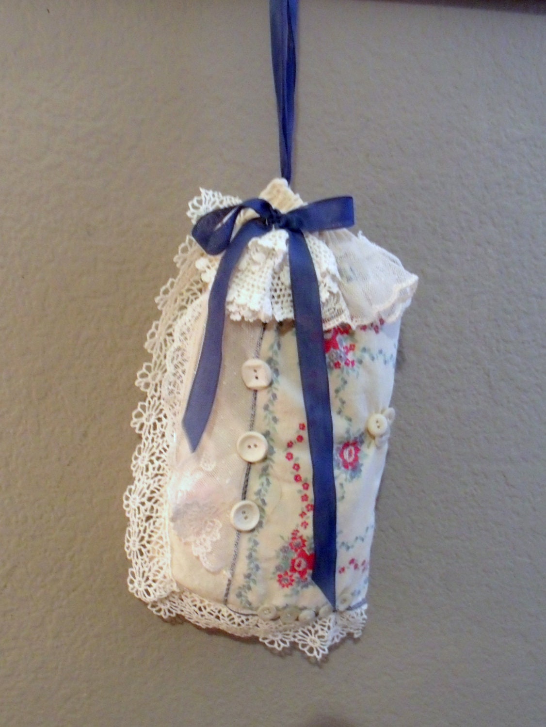 Old Feed Sack Drawstring Purse Bag Pouch, Christmas Gift Bag, Vintage Hankies Lace Trim, Small, Handsewn, OOAK
