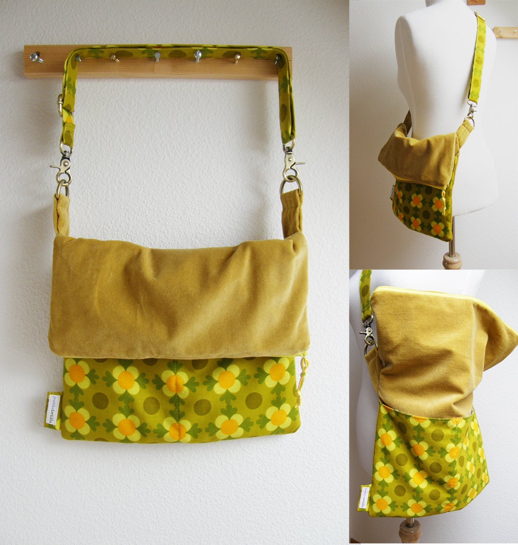 Retro Green and Mustard. Big slouch zipper messenger with pockets and adjustable strap. Upcycled and reclaimed. Retro Kitsch.