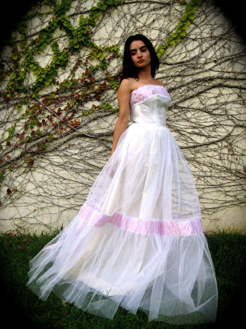 Beautiful 1950s White Princess Gown with Big Pink Bow -- Extra Small