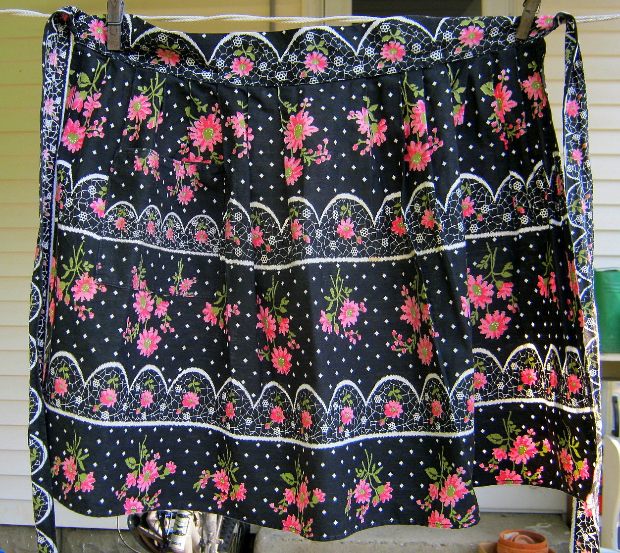 Vintage Daisy Apron Pink Daisies Black Retro Kitchen