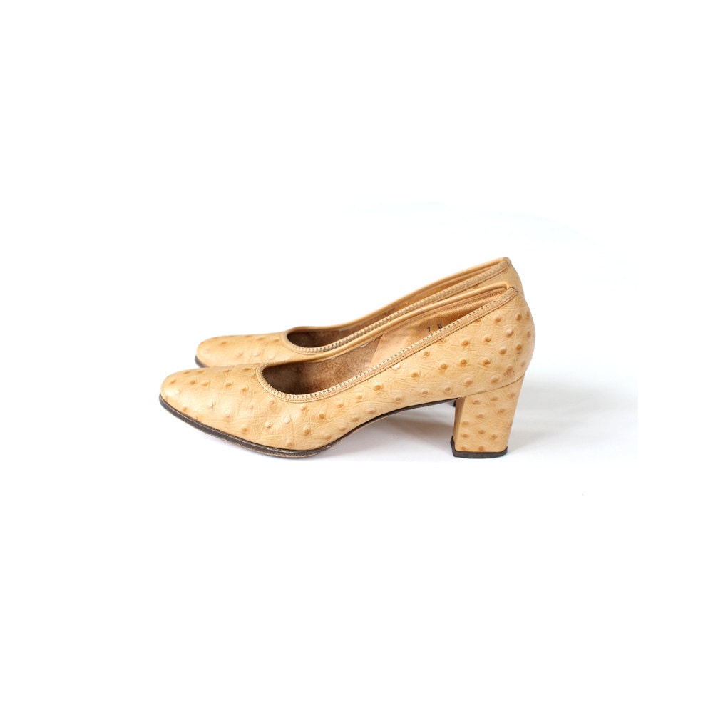 vintage 70s shoes / ostrich leather heels / textured caramel pumps