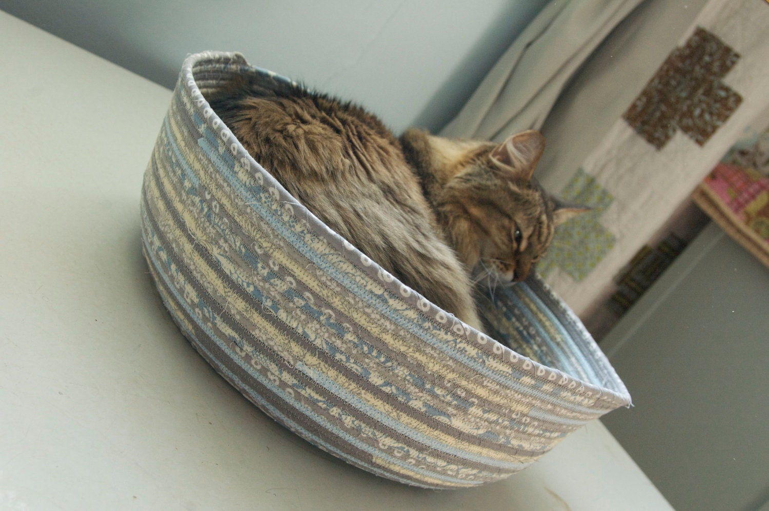 Cuddly cat snuggle bed - Light Blue and Grey