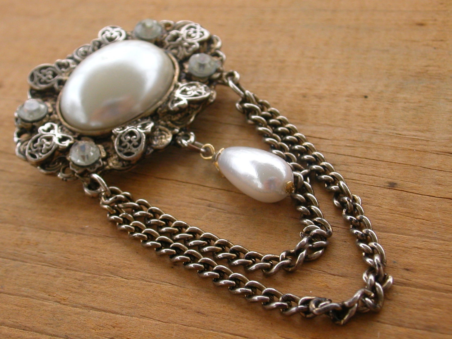 Mobe Pearl with Draped Chains Brooch