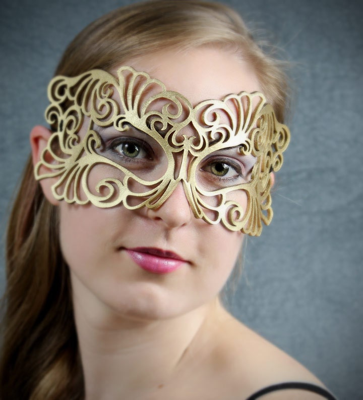 Coquette leather mask in gold
