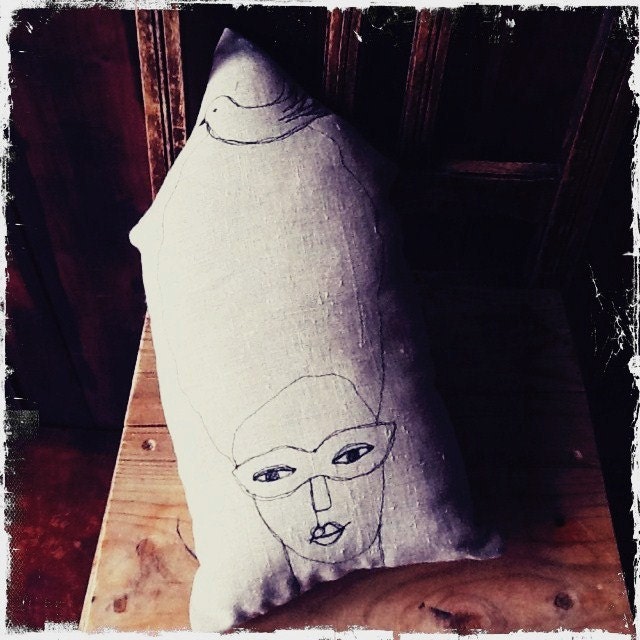 Nina, Linen pillow in the shape of a house