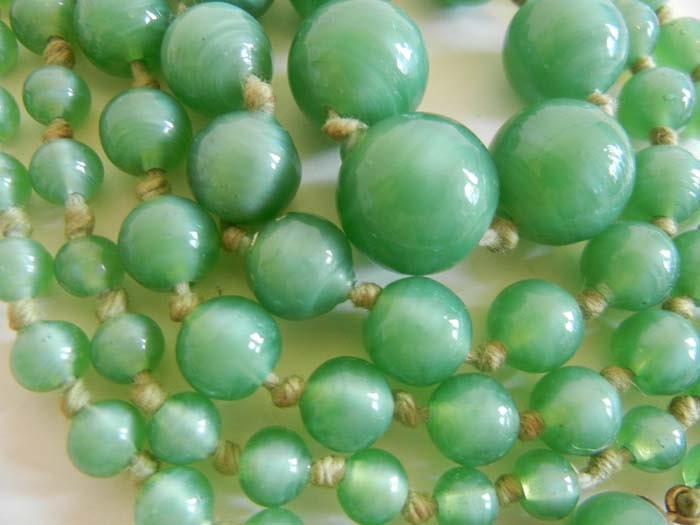 20s necklace / Knotty Gal Vintage 1920's Art Deco Flapper Length Green Glass Bead Necklace