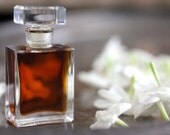 Chiaroscuro Botanical Perfume - Beginning dark as the night with Jatamansi and Patchouli evolving into Jasmine and Myrtle
