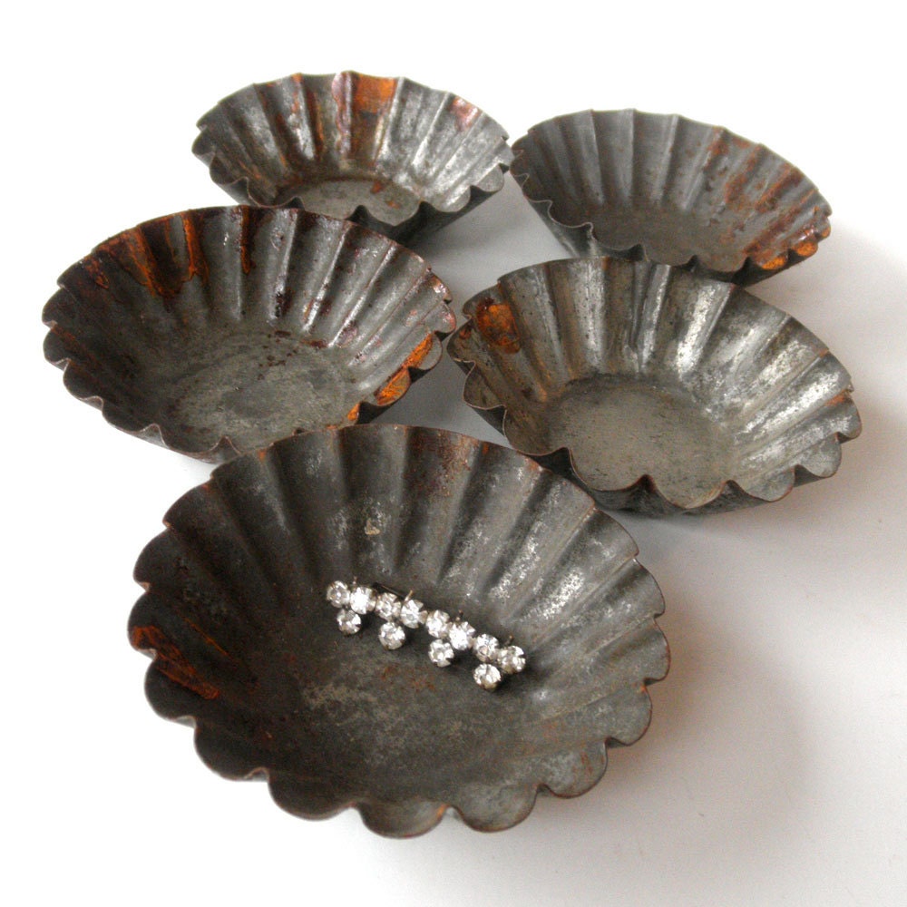 5 Medium Fluted Baking Tins / Muffin Tins, Rusty Patina