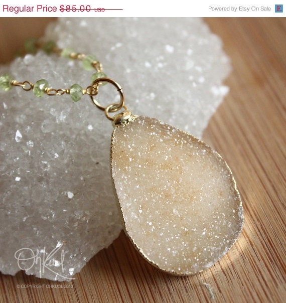 SALE 15 OFF Vanilla Agate Druzy Necklace on Peridot Chain - Free Form - Gemstone Necklace