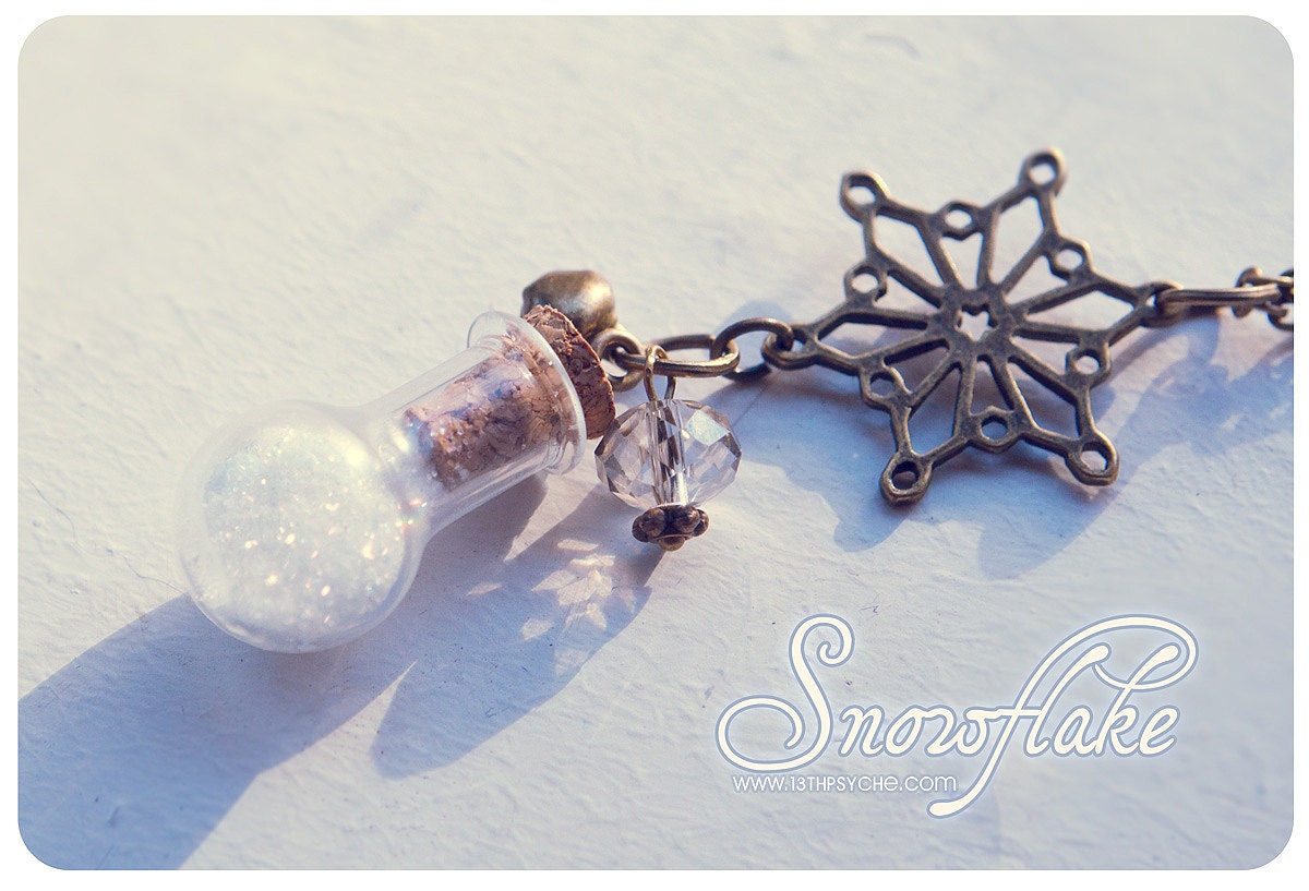Snowflake Bottle necklace. Glass bottle pendant. Cute Necklace. miniature bottle. Winter necklace, Snow bottle, snowflake necklace
