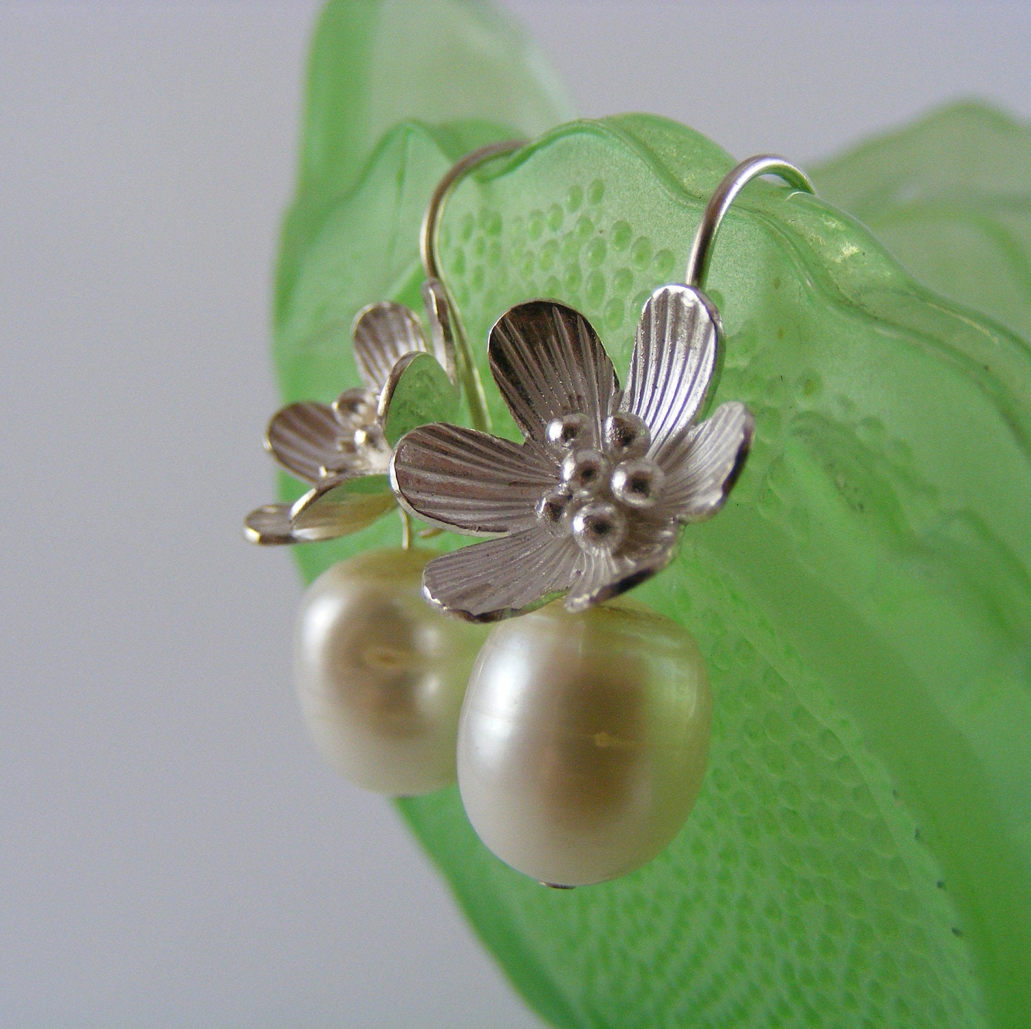 Pearl drop earring, pearl earings, silver earrings, dangle earings, romantic jewelry, garden wedding, bridesmaid gift, bridesmaid jewelry.