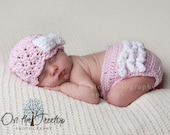 NEWBORN Girl SET, 0 to 1 Months Baby Girl Hat and Diaper Cover, Pale Pink Hat with White Bow and Diaper Cover with ruffles. Photo Props.