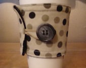 Coffee cozy with button and elastic closure