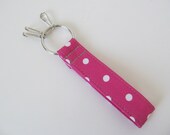 Keychain/White Dots On Pink