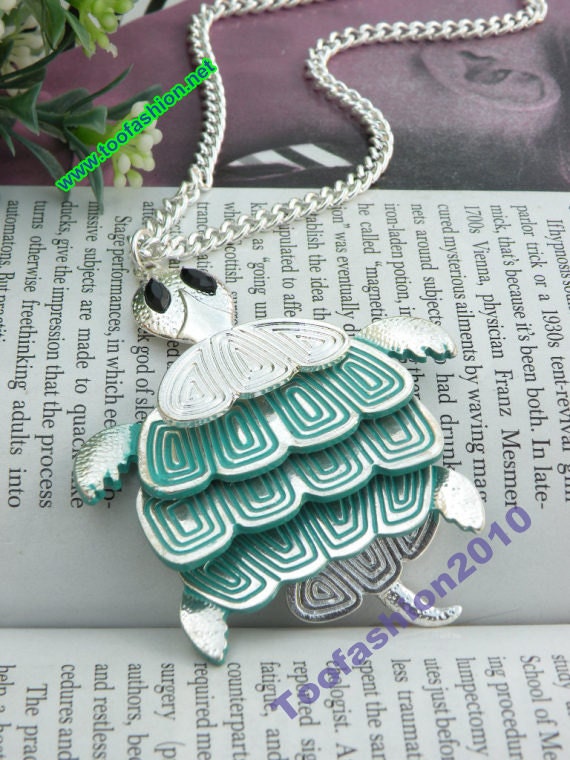 Pretty retro silver green sea turtle tortoise with black eyes necklace pendant vintage style